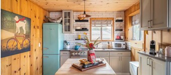 Sundog Cottage - Clean & Cozy - EV - Walk to Food & Beach - Fenced Yard for Dog