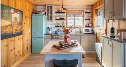 Sundog Cottage - Clean & Cozy - EV - Walk to Food & Beach - Fenced Yard for Dog