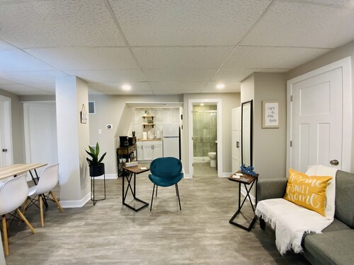 Charming 2 Bedroom Apt. Close to Valparaiso University Short-Term Stays