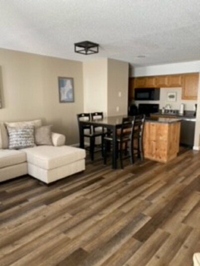 Renovated Condo, Mountain Bike right from the door to the Kingdom Trail system. 