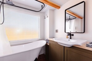 Een douche, een haardroger, handdoeken, zeep