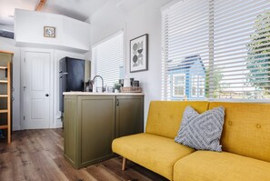 Smart TV, fireplace - Near Zion • Modern Tiny Home • Hiking & MTB Access (Apple Valley)