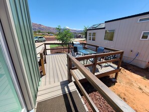 Outdoor dining - Beautiful home with large skylights, deck, BBQ, indoor fireplace, and fire pit. (Apple Valley)