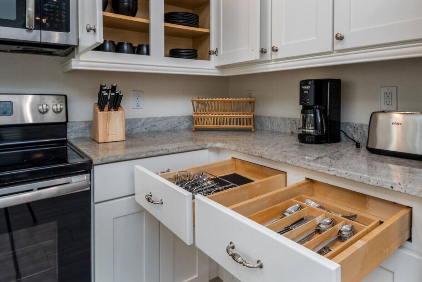 Kjøleskap, mikrobølgeovn, ovn og kokeplater