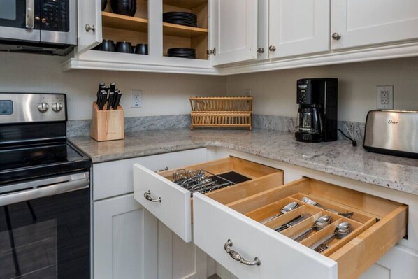 冷蔵庫、電子レンジ、オーブン、コンロ