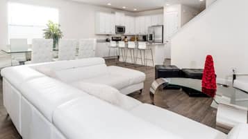 Tv, eldstad och en stereo