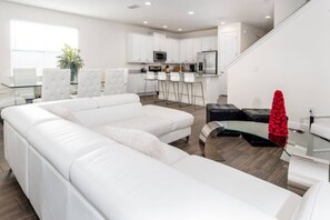 テレビ、暖炉、ステレオ