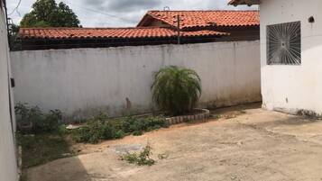 Vista frontal de la propiedad