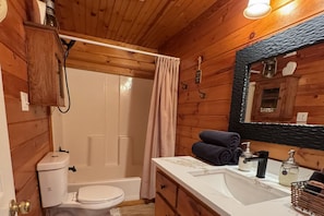 Ensemble douche/baignoire, sĂšche-cheveux, serviettes fournies, savon