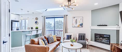 Smart TV, fireplace