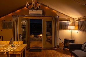 Glamping Tent-2 Bedroom Tent | 起居区 | 32-英寸纯平电视（配备有线频道）