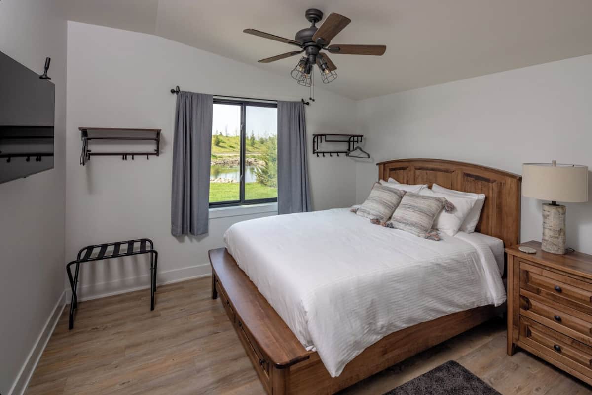 Glamorous Accessible - 2 Bedroom Cabin | WiFi (free), bed sheets