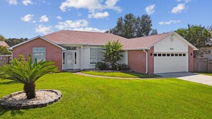 Ein zweistöckiges Haus mit roter Backsteinfassade, weißem Zierdekor und einer Garage mit der Nummer 504.