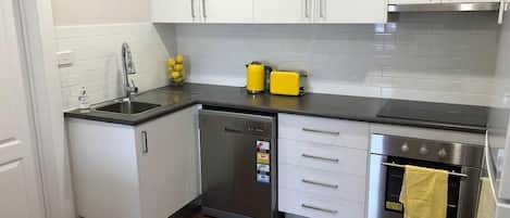 Frigorífico, microondas, horno y placa de cocina