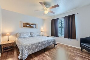 2 bedrooms, desk, WiFi, bed sheets - NW SA Lackland AFB/Sea World minutes away (San Antonio)