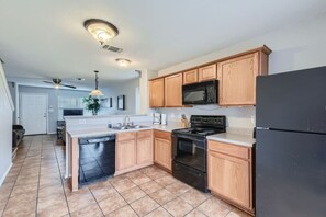 Kylskåp, mikrovågsugn, ugn och spishäll