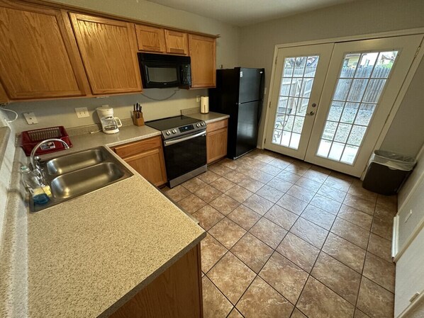 Geladeira, micro-ondas, fogão, cooktop