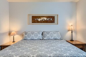 2 bedrooms, desk, WiFi, bed sheets