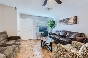 TV - NW SA Lackland AFB/Sea World minutes away (San Antonio)