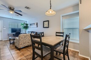 Interior - NW SA Lackland AFB/Sea World minutes away (San Antonio)