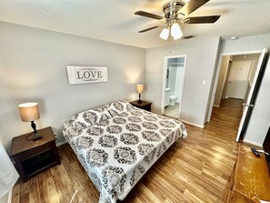 2 bedrooms, WiFi, bed sheets - Close to Sea World & Lackland (San Antonio)