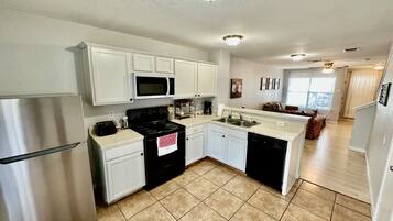 Refrigerador, microondas, horno y parrilla de estufa