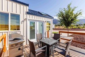 Outdoor dining - Zion-Day-Trip Ready • Tiny Home + Mountain Views (Apple Valley)
