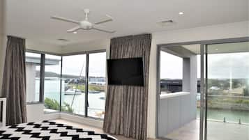 5 bedrooms, desk, iron/ironing board, free WiFi