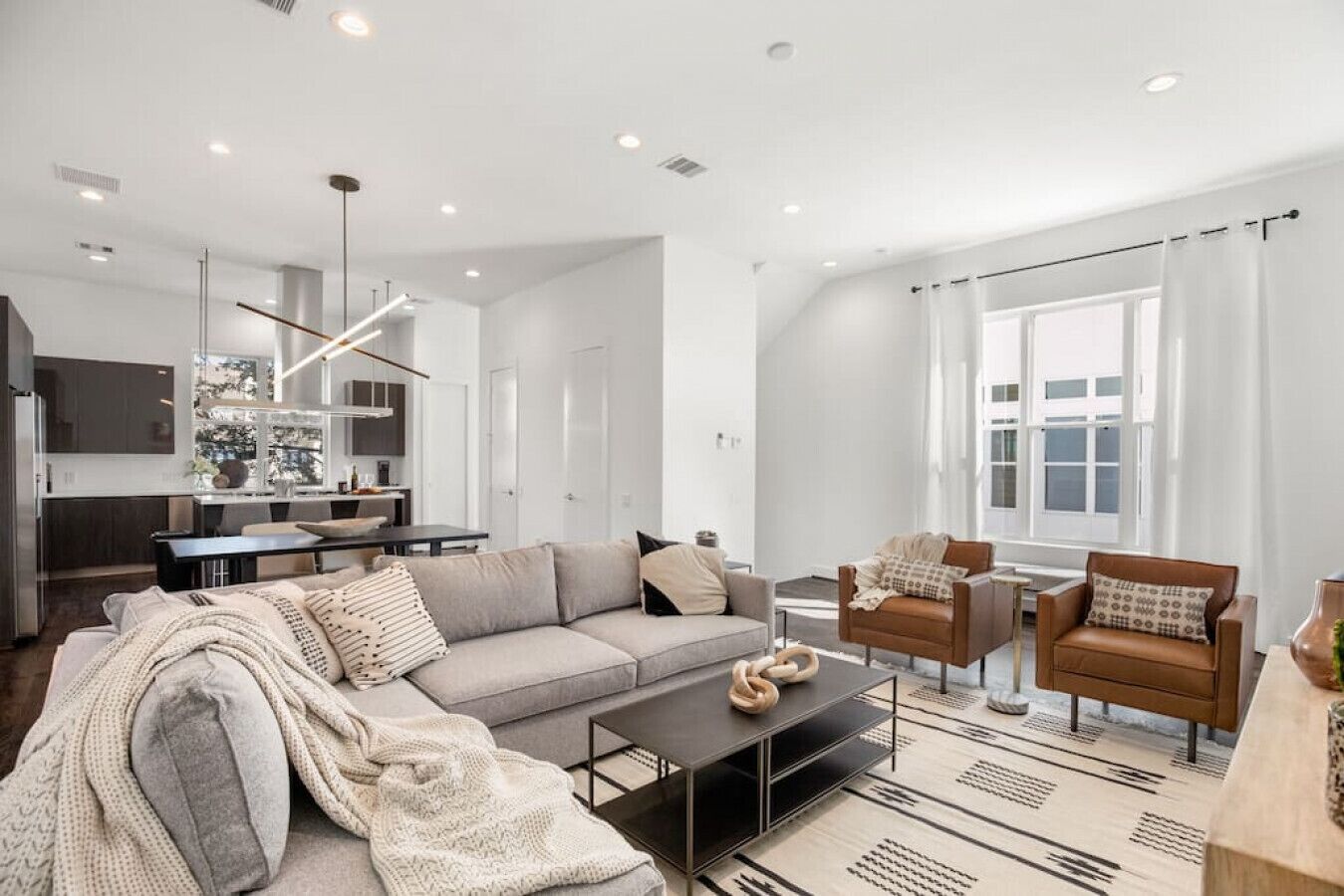The Skyline · The Skyline | Downtown Views + Luxury Retreat