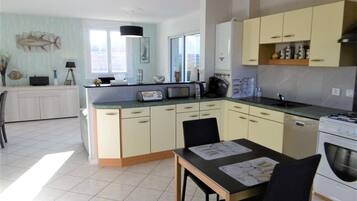 Jääkaappi, mikroaaltouuni, astianpesukone, leivänpaahdin