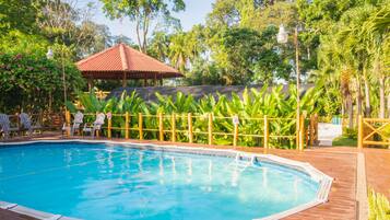 2 albercas al aire libre