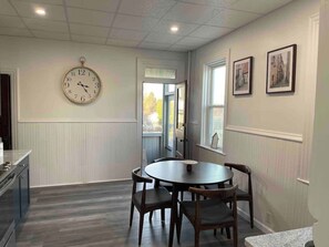 Dining - Cozy Lancaster Apartment Near Attractions (Lancaster)