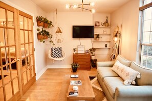 Smart TV - Cactus Garden Cottage…Best Location!! (Fallbrook)