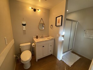 Ensemble douche/baignoire, bidet, serviettes fournies, savon