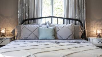 5 bedrooms, desk, iron/ironing board, travel crib