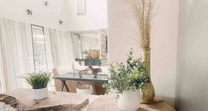 Trendy Willamette Valley Home - Great Location! Pet Friendly Outdoor Pizza Oven