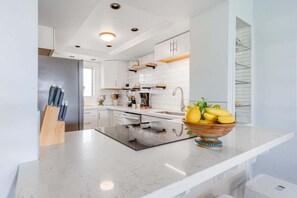 Refrigerador, microondas, horno y parrilla de estufa 