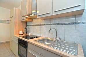 ثلاجة، فرن، موقد طهي مسطح، ماكينة لصنع القهوة/الشاي