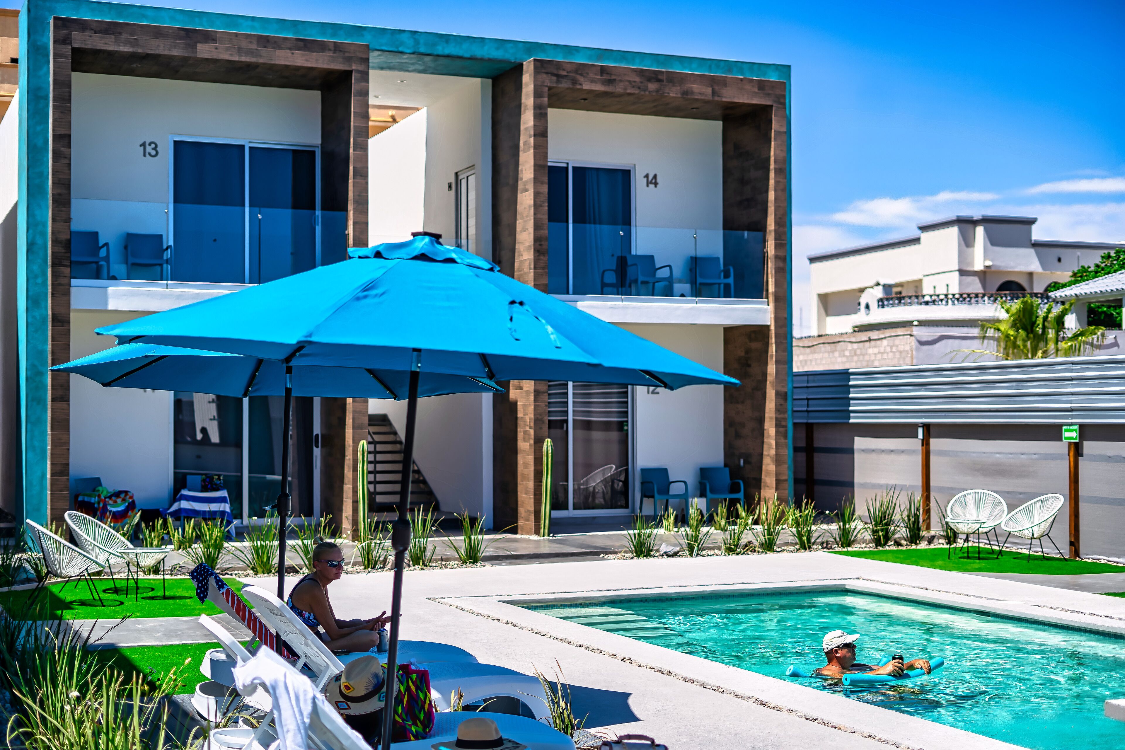 Außenpool, Sonnenschirme, Liegestühle