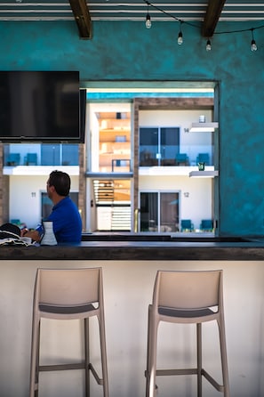 Bar en bord de piscine