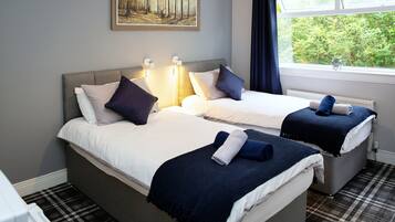 Habitación con 2 camas individuales | 1 habitación, cortinas blackout y tabla de planchar con plancha