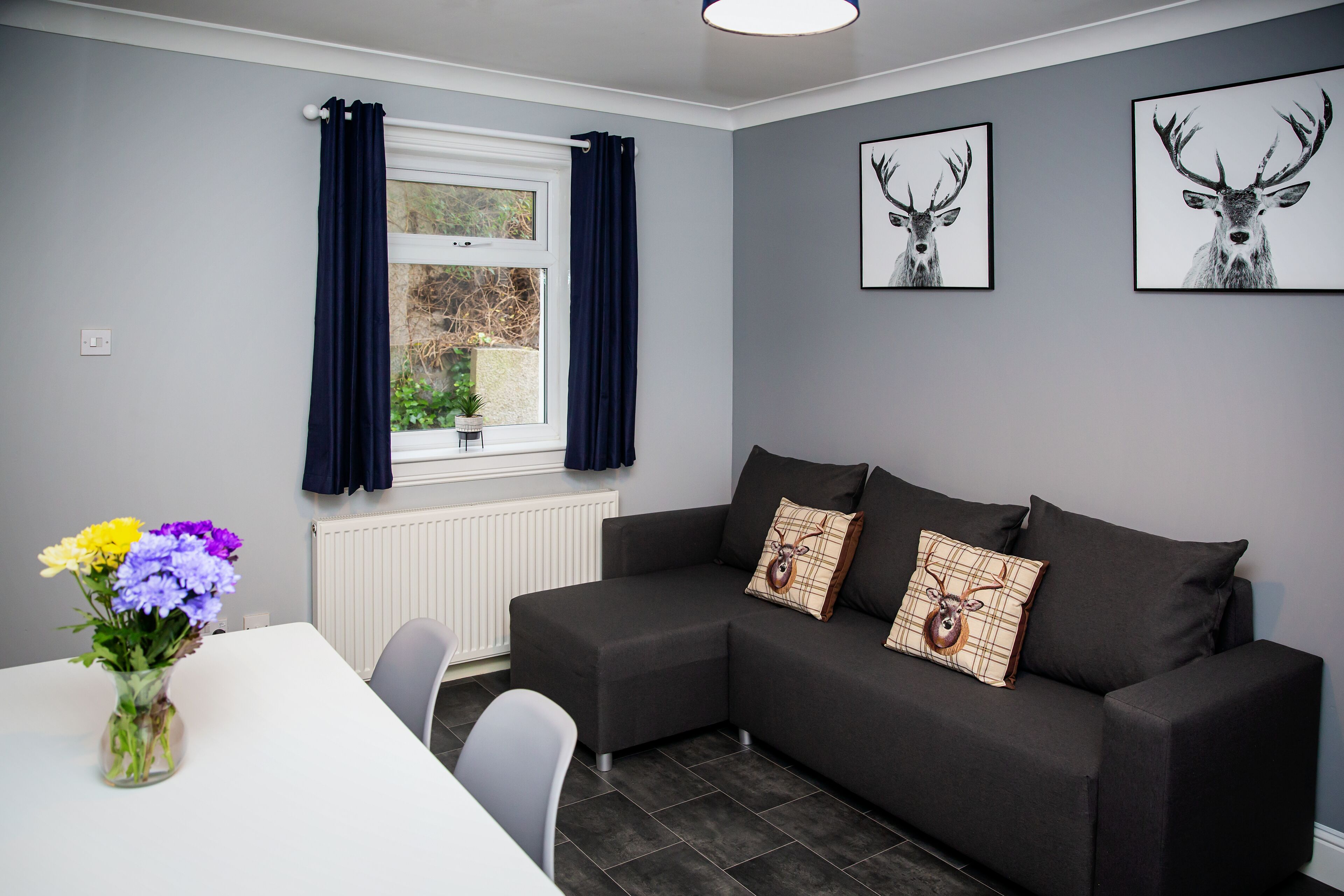 Appartement | Woonruimte | Een 32-inch smart-tv met satellietzenders, een televisie en Netflix