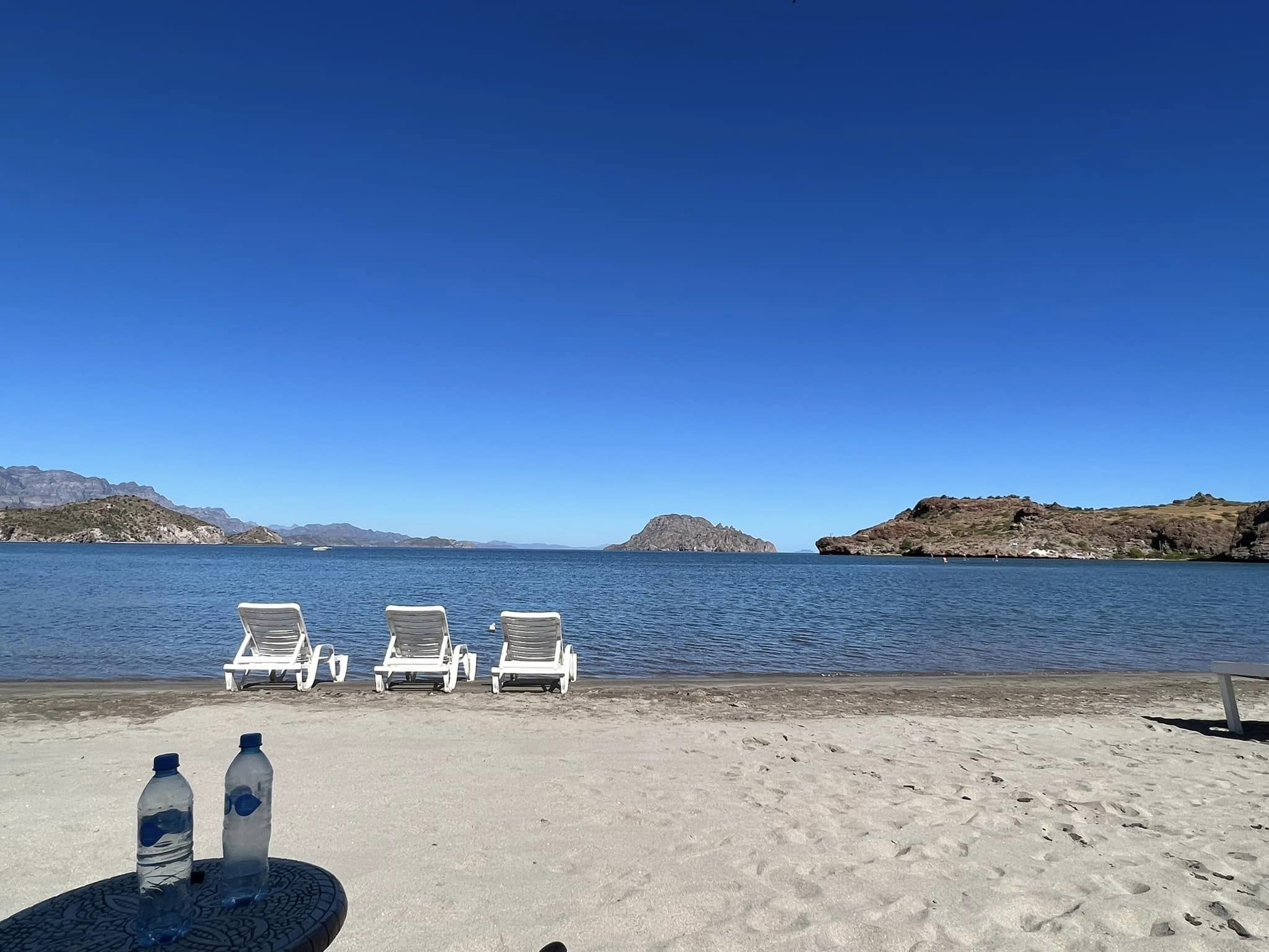 شاطئ خاص، رمال بيضاء، كبائن على الشاطئ مجانًا، كراسي للتشمس