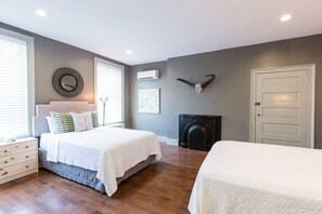 7 bedrooms, iron/ironing board, WiFi - Walk to Whiskey Row & KICC | Downtown Group Stay 16+ guests | 7 bedrooms | 15 beds | 7 baths (Louisville)