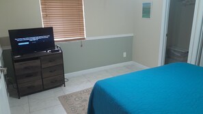 1 habitación, tabla de planchar con plancha, wifi gratis y ropa de cama