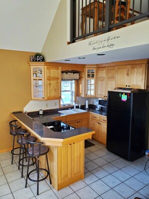 ثلاجة، ميكروويف، فرن، موقد طهي مسطح