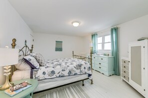 3 bedrooms, WiFi - Enjoy days, weeks, months, here in the off season!  (Fort Erie)