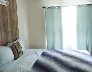 4 bedrooms, iron/ironing board, WiFi, bed sheets