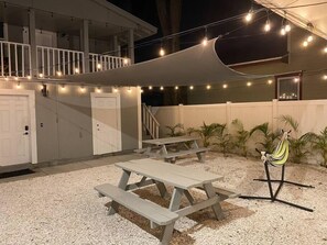 Outdoor dining - Contemporary Bungalow Walk to Armature & Riverwalk (Tampa)