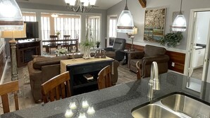 Una cocina moderna con encimera de granito, pileta de acero inoxidable e iluminación colgante.
